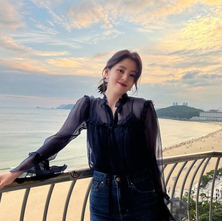 <p>Kemudian beberapa waktu setelahnya, aktris Han So Hee diumumkan secara resmi bergabung menjadi lawan main Song Hye Kyo, nih. (Foto: Instagram @xeesoxee)<br /><br /><br /></p>