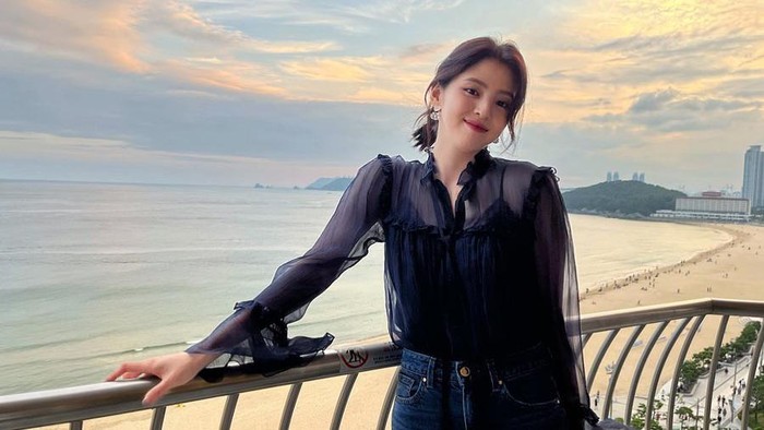 Inspirasi Outfit ala Han So Hee untuk Tampil Dewasa dan Elegan saat Hadiri Acara Penting