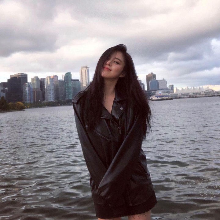 <p>Sebelumnya, Han So Hee pernah mengunggah foto hitam putih yang menunjukkan kebersamaan mereka melalui Instagram Story yang kemudian di-repost oleh Song Hye Kyo. (Foto: Instagram @xeesoxee)<br /><br /><br /></p>