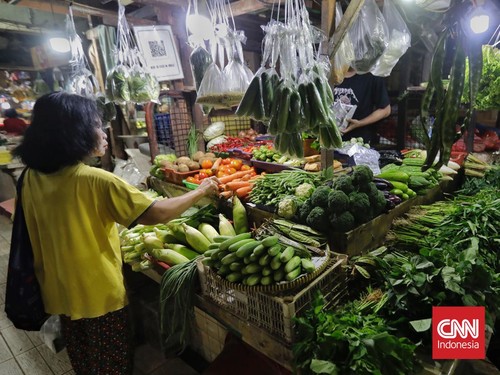 Warga belanja sejumlah kebutuhan pokok disalah satu pasar tradisional. Jakarta, Jumat, 17 Maret 2023. (CNN Indonesia/Adhi Wicaksono)