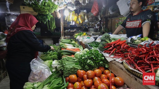 Mayoritas harga bahan pangan di pasar tradisional Indonesia naik pada awal pekan Ramadan 2024.