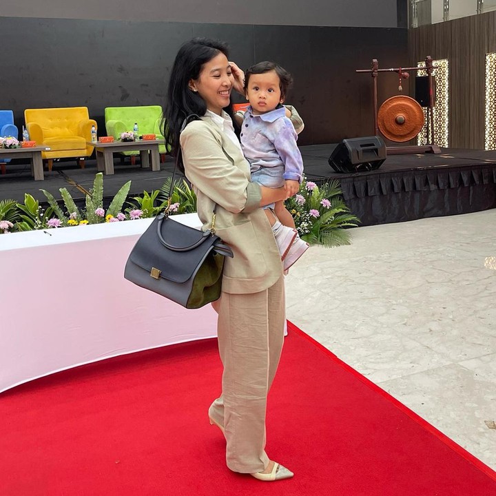 <p>Anak dari pernikahannya dengan Ndaru Kusumo itu hadir pada awal 2022 lalu. Kini baby Hydro tumbuh besar dan aktif mengikuti sang Bunda ketika bekerja. (Foto: Instagram @oliviazallianty)</p>