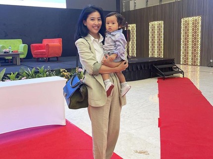 7 Potret Olivia Zalianty dan Baby Hydro, Bawa Anak Ikut Kerja