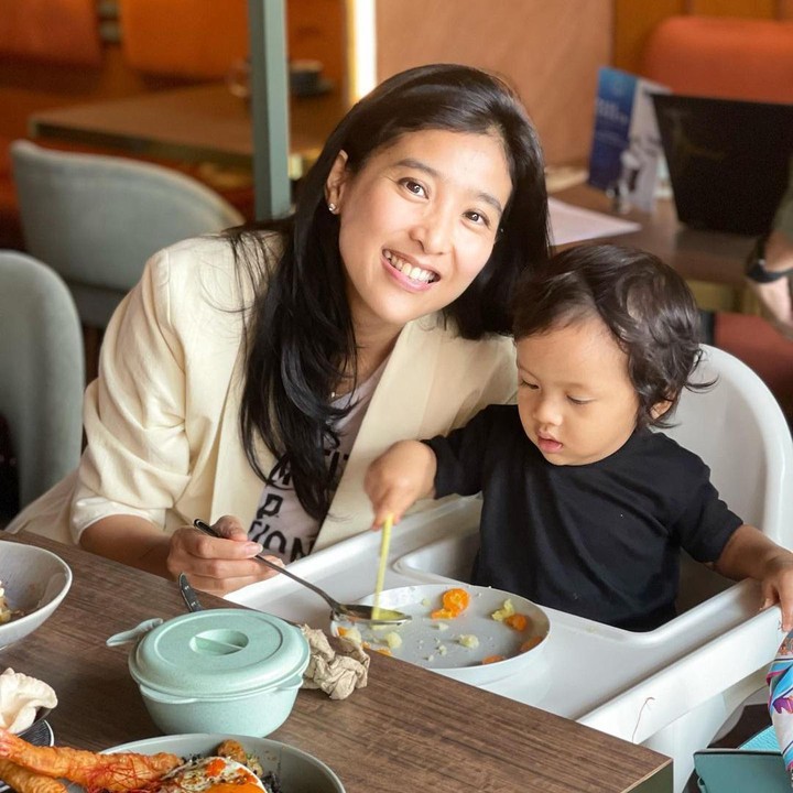 <p>Di tengah keramaian itu, baby Hydro tak pernah rewel dan justru ikut makan sendiri, Bunda. <em>"Bersama baby hydo yang baru aja belajar makan sendiri hari ini. Di tengah tengah meeting dengan para pimpinan dan pengurus,</em>" kata Olivia. (Foto: Instagram @oliviazallianty)</p>