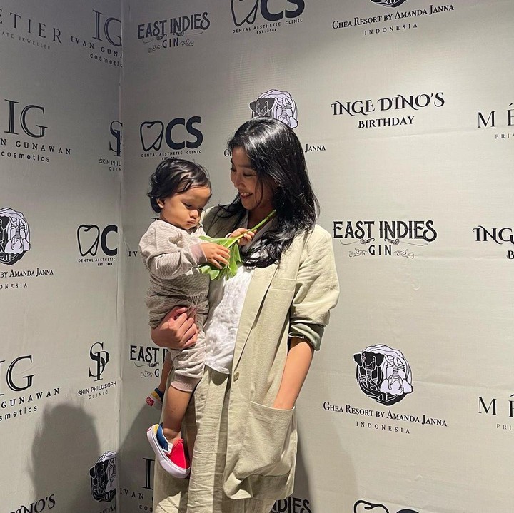 <p>Baru-baru ini, Olivia juga kembali mengajak sang putra saat melakukan pertemuan di acara diskusi bersama para wanita inspiratif. (Foto: Instagram @oliviazallianty)</p>
