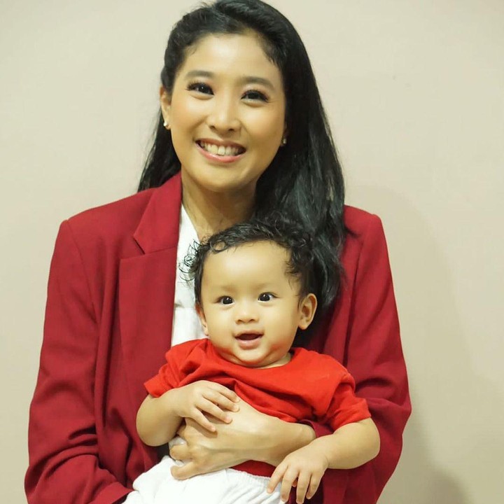 <p>Pada momen HUT RI tahun lalu, baby Hydro juga diajak ibunda ketika menjalankan tugasnya. <em>"Di Hari yang special untuk Bangsa Indonesia, aku membacakan puisi kebangsaan live di tv nasional, ditemani sang buahati,</em>" ia bercerita. (Foto: Instagram @oliviazallianty)</p>