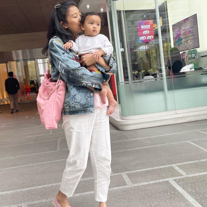 <p>Olivia Zalianty tengah menikmati perannya sebagai <em>working mom</em>. Artis 41 tahun itu kerap mengajak anaknya, Hydro Putro Kusumo ketika sedang bekerja. (Foto: Instagram @oliviazallianty)</p>