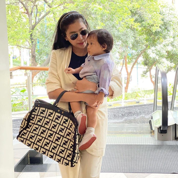 <p>Saat berangkat kerja, Olivia Zalianty selalu tampil kece mengenakan busana modis bersama sang putra. <em>"Mau keluar ada kegiatan, seperti biasa baby hydro ikut ibunya trus 24 jam jadi harus pinter2 pilih outfit yg bisa rapih skaligus bahannya adem dan gak cepet kusut,"</em> ucap Olivia. (Foto: Instagram @oliviazallianty)</p>