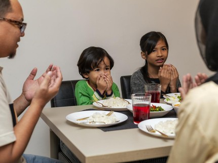 8 Adab Berbuka Puasa Menurut Nabi yang Bisa Diajarkan ke Anak