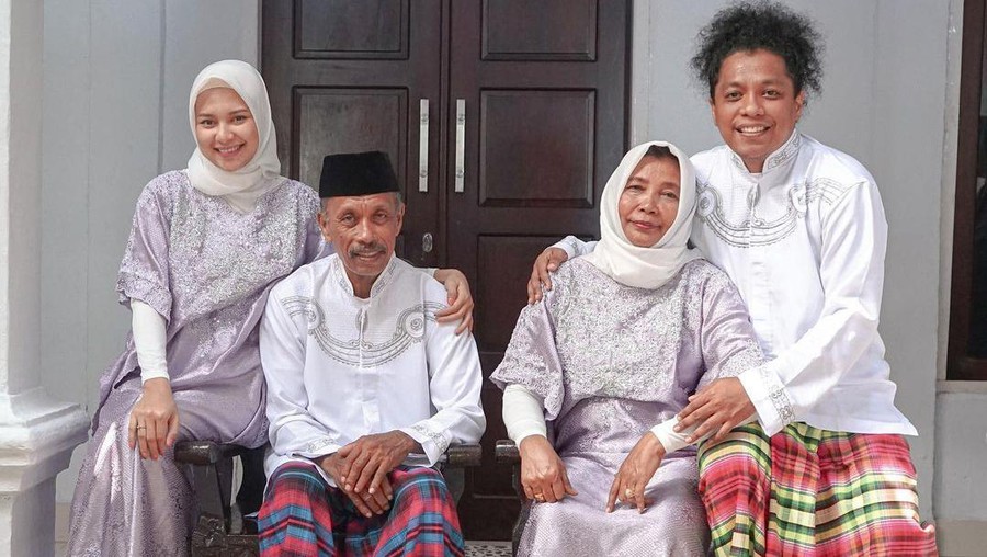 Indah Permatasari dan Arie Kriting Indah Permatasari dan Arie Kriting