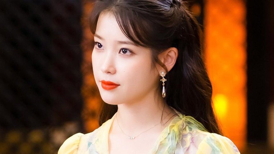 IU memerankan Jang Man Wol di Hotel del Luna. Ada banyak dress yang digunakan karakter ini sepanjang musim drakor tersebut, salah satunya berwarna kuning.
