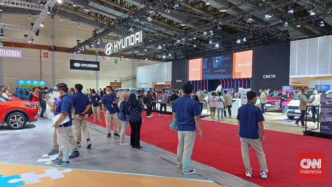 Curhat Sales Jakarta Auto Week: Sibuk Ngobrol Gegara Sepi Pengunjung Gaikindo Jakarta Auto Week terpantau sepi pengunjung, wiraniaga alias sales di stan pameran tak banyak aktivitas.