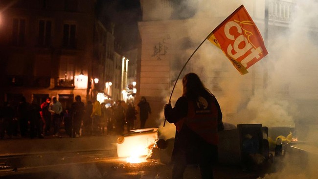 Demonstrasi menolak perubahan aturan pensiun di seberang parlemen, Place de la Concorde, Paris, Kamis (16/3) berujung rusuh, polisi tembak gas air mata.