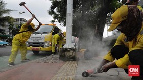 FOTO: Serba-serbi Nasib Jalur Kuning Guiding Block di Trotoar Ibu Kota