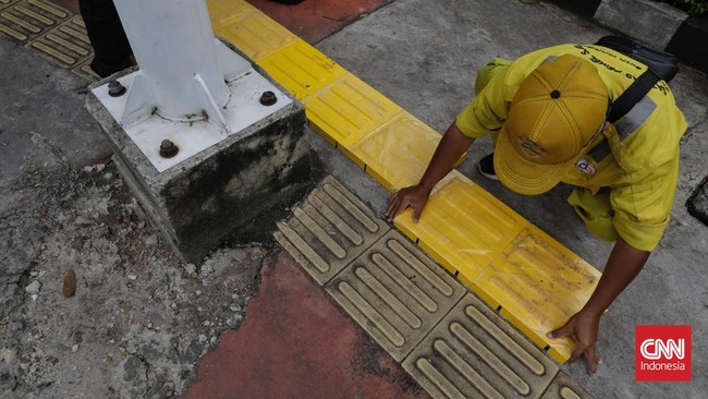 FOTO: Serba-serbi Nasib Jalur Kuning Guiding Block di Trotoar Ibu Kota