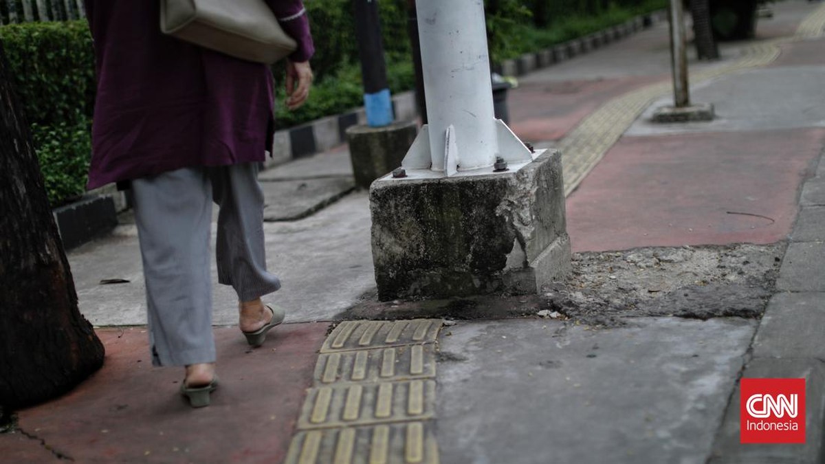 FOTO: Serba-serbi Nasib Jalur Kuning Guiding Block di Trotoar Ibu Kota