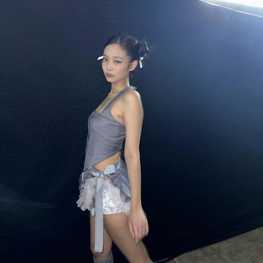 7 Potret Jennie BLACKPINK Konser di Jakarta, Kepanasan Sampai Bawa Kipas