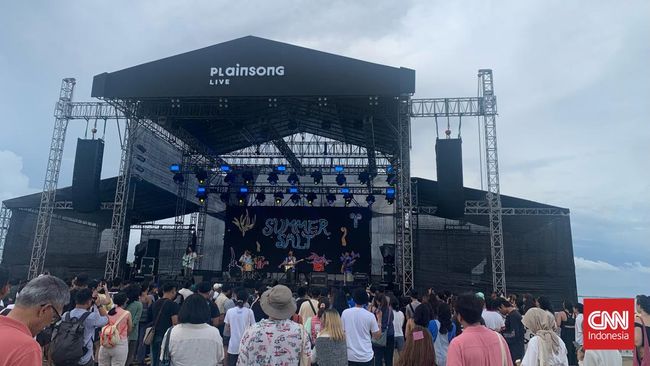 Joyland Festival Bali 2023 hari pertama mulai digelar di Peninsula Island, Nusa Dua, Bali, pada Jumat (17/3), ditemani teriknya matahari.