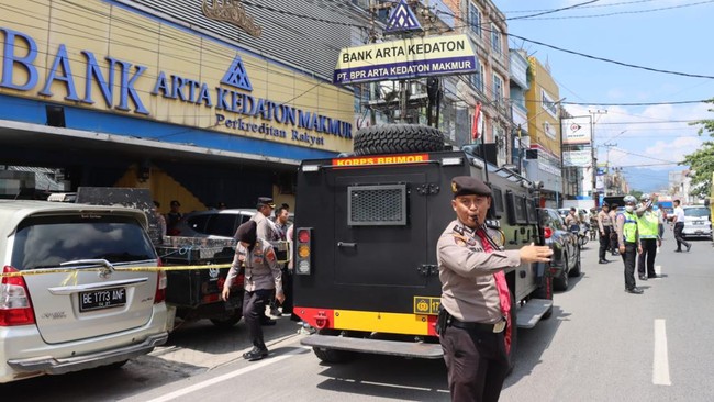 Kapolres Bandar Lampung Kombes Ino Harianto menyebut pelaku perampokan Bank Arta Kedaton, Bandar Lampung membawa dua senjata sekaligus dalam aksinya.