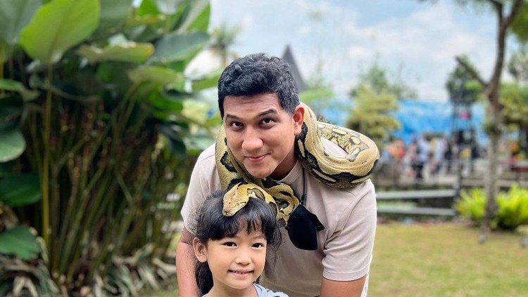 Karanada Medina Danarda anak Arda Naff dan Tantri Kotak Karanada Medina Danarda anak Arda Naff dan Tantri Kotak