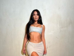 Kim Kardashian Dihujat karena Bungkus Kado Natal Pakai Kaus Putih, Kenapa?