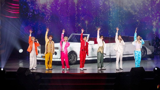 Menyambut Kepulangan Travis Japan dengan Perayaan yang Sempurna Travis Japan berusaha membayar penantian penggemar yang setia menunggu kepulangan mereka dan konser debut THE SHOW ini menjadi buktinya.