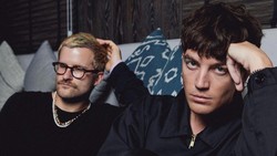 Lirik Lagu dna - LANY