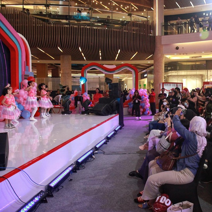 <p>Tak sedikit dari pengunjung yang ikut mengabadikan momen ini. (Foto: Ari Saputra)</p>