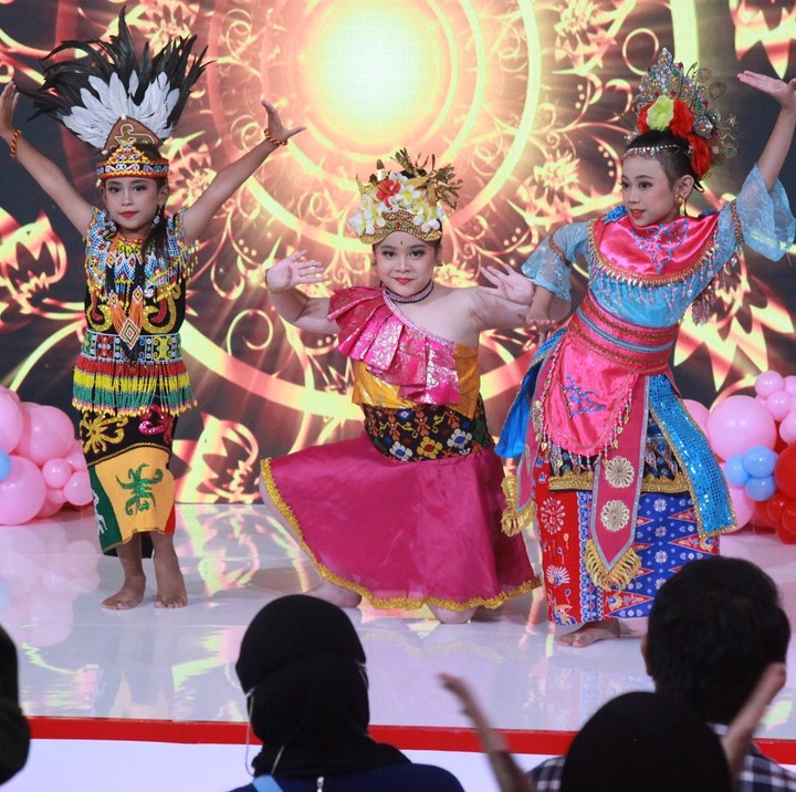 <p>Ada pula penampilan seni tari kreasi tradisional yang dipersembahkan oleh 3 penari cilik. Mereka mengenakan kostum dari berbagai daerah, yakni Bali, Kalimantan, dan Betawi. (Foto: Ari Saputra)</p>