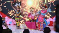 <p>Ada pula penampilan seni tari kreasi tradisional yang dipersembahkan oleh 3 penari cilik. Mereka mengenakan kostum dari berbagai daerah, yakni Bali, Kalimantan, dan Betawi. (Foto: Ari Saputra)</p>