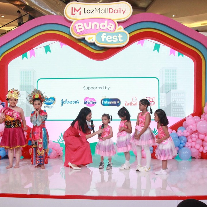 <p>LazMall Daily Bunda Fest 2023 Day 1 ditutup dengan penampilan dari sanggar Mustika Ayu Dance Studio dan Duo DeVFias. Mereka memberikan tampilan meriah yang membuat pengunjung terpukau. (Foto: Ari Saputra)</p>