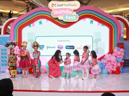 7 Potret Mustika Ayu Dance Studio & DeVFias Meriahkan LazMall Daily Bunda Fest 2023