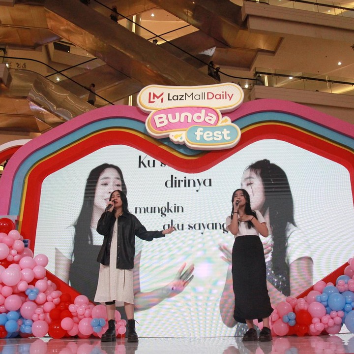 <p>Selain penampilan dari Mustika Ayu Dance Studio, ada pula duo DeVFias yang beranggotakan Safia dan Arvia.Keduanya menghibur pengunjung dengan membawakan beberapa lagu. Misalnya saja <em>Sahabat</em> dan <em>Diam-Diam Suka</em> yang dipopulerkan oleh Cherrybelle. (Foto: Ari Saputra)</p>