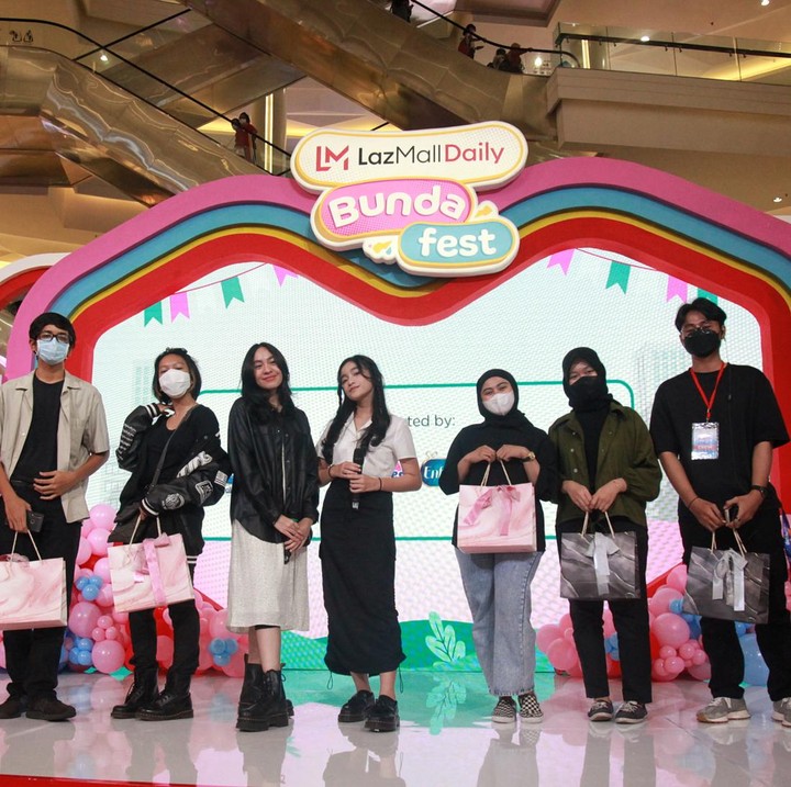 <p>Di sesi terakhir, DeFVias membagikan hadiah kepada para pengunjung yang berhasil menjawab beberapa pertanyaan, nih. Wah, seru banget ya, Bunda. (Foto: Ari Saputra)</p>