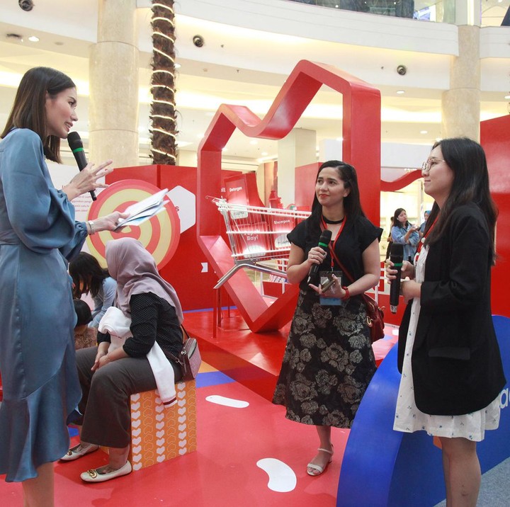 <p>Managing Editor HaiBunda Zika Zakiya berharap LazMall Daily Bunda Fest 2023 bisa menjadi ajang kumpul HaiBunda Squad. Sementara LazMall Daily Leads Tania Augustin berharap acara ini bisa terus ada dan menjadi tempat bagi Bunda menikmati akhir pekan dengan Si Kecil. (Foto: Ari Saputra)</p>