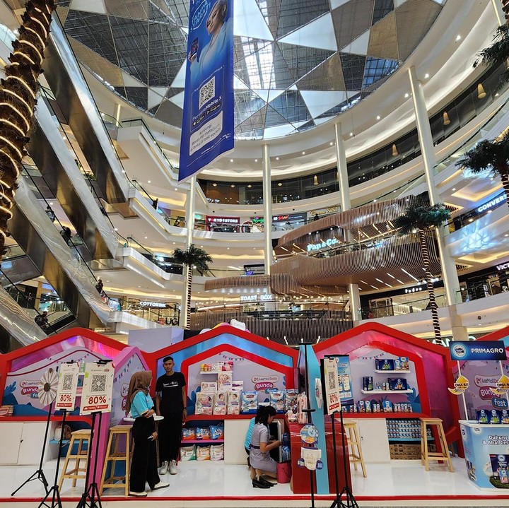<p>Selain diisi dengan talkshow menarik dan berbagai macam lomba, ada pula booth-booth brand kesayangan Bunda. Misalnya saja MamyPoko, Zwitsal, Johnson & Johnson, Baby Happy, Lactacyd Baby, Goon, Frisian Flag, Sweety, Enfagrow, dan Merries. (Foto: Ari Saputra)</p>