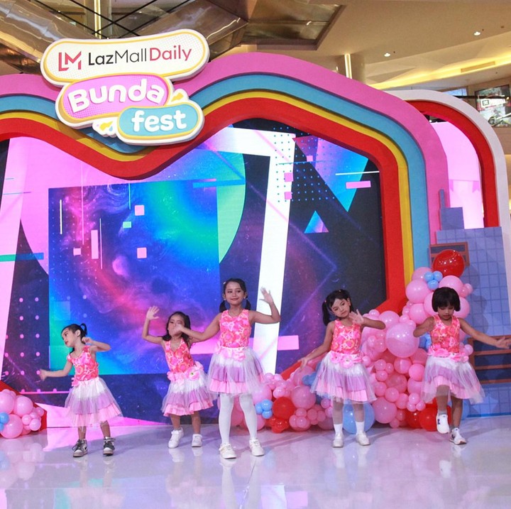 <p>Ada sekitar 5 anak yang menari modern dance di atas panggung dengan menggunakan kostum berwarna pink. Dengan percaya diri, mereka menari diiringi lagu <em>Can’t Stop the Feeling</em> yang dipopulerkan oleh Justin Timberlake. (Foto: Ari Saputra)</p>