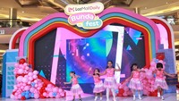 <p>Ada sekitar 5 anak yang menari modern dance di atas panggung dengan menggunakan kostum berwarna pink. Dengan percaya diri, mereka menari diiringi lagu <em>Can’t Stop the Feeling</em> yang dipopulerkan oleh Justin Timberlake. (Foto: Ari Saputra)</p>