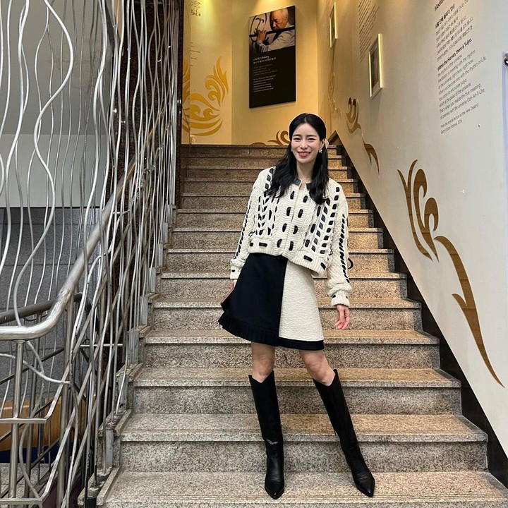 <p>Hal ini bisa terlihat dari beberapa postingan di akun Instagram pribadinya. Di sana, ia selalu menunjukkan senyum ceria sambil memamerkan outfit sehari-hari alias OOTD. (Foto: Instagram @limjjy2)<br /><br /><br /></p>