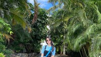 <p>Selanjutnya ada pula potret tak kalah menarik perhatian dari Lim Ji Yeon nih, Bunda. Dalam potret berikut, wanita kelahira 32 tahun silam ini mengenakan jumpsuit hitam dengan dalaman biru. Lengkap dengan kacamata dan sepatu, penampilannya dapat nilai berapa, nih? (Foto: Instagram @limjjy2)<br /><br /><br /></p>