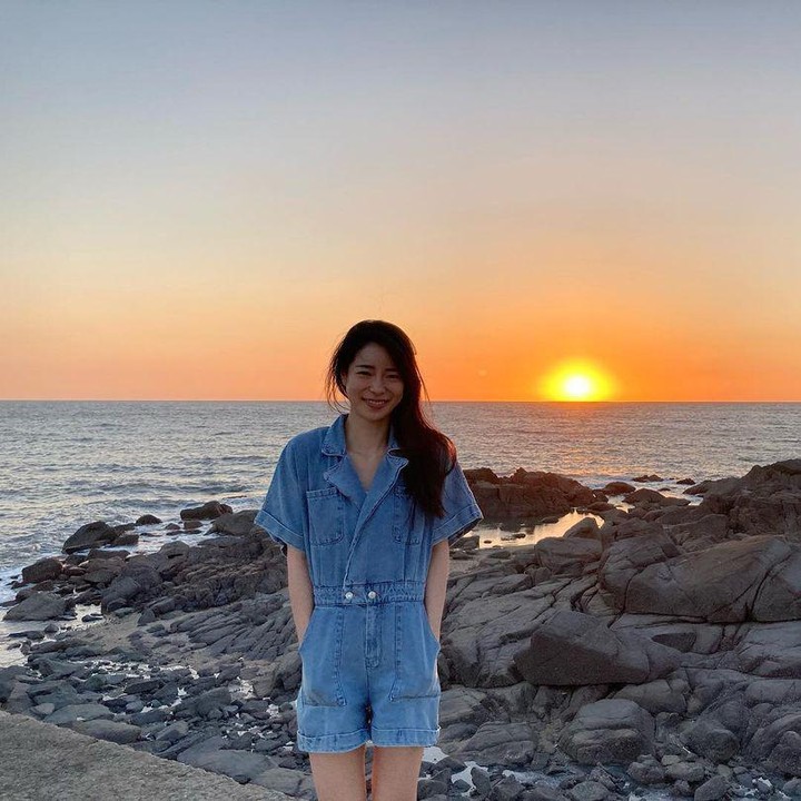 <p>Lalu ada pula potretnya mengenakan one piece denim saat menikmati matahari senja di pinggir laut. Dengan potret berikut, kesan antagonisnya sama sekali tak terlihat, ya? (Foto: Instagram @limjjy2)<br /><br /><br /></p>