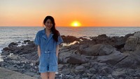 <p>Lalu ada pula potretnya mengenakan one piece denim saat menikmati matahari senja di pinggir laut. Dengan potret berikut, kesan antagonisnya sama sekali tak terlihat, ya? (Foto: Instagram @limjjy2)<br /><br /><br /></p>