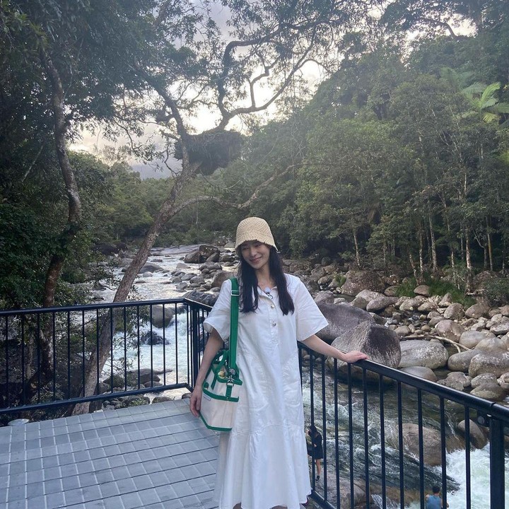 <p>Ya, potret Lim Ji Yeon dengan OOTD dari atas kepala hingga kaki ini menarik perhatian. Misalnya saja dengan dress putih, topi, dan sneakers berikut ini. Ia tampil manis dengan pakaian tersebut, bukan? (Foto: Instagram @limjjy2)<br /><br /><br /></p>