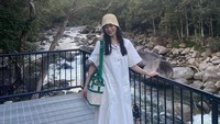 <p>Ya, potret Lim Ji Yeon dengan OOTD dari atas kepala hingga kaki ini menarik perhatian. Misalnya saja dengan dress putih, topi, dan sneakers berikut ini. Ia tampil manis dengan pakaian tersebut, bukan? (Foto: Instagram @limjjy2)<br /><br /><br /></p>