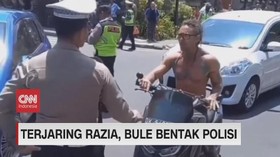 VIDEO: Terjaring Razia, Bule Bentak Polisi