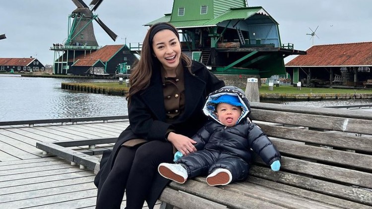 Nikita Willy Nikita Willy momong baby Izz saat liburan ke Belanda
