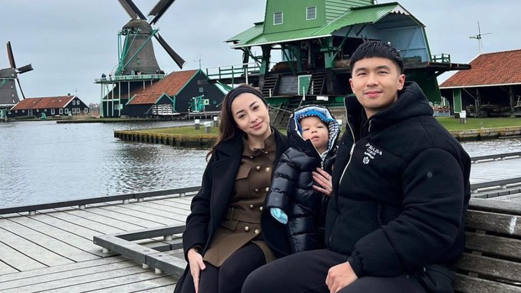 Nikita Willy momong baby Izz saat liburan ke Belanda