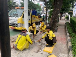 #SaveSiJalurKuning, Guiding Block Jl Dewi Sartika Jaktim Mulai Diperbaiki