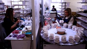 FOTO: Produksi Suvenir Mug dan Piring Cantik Raja Inggris