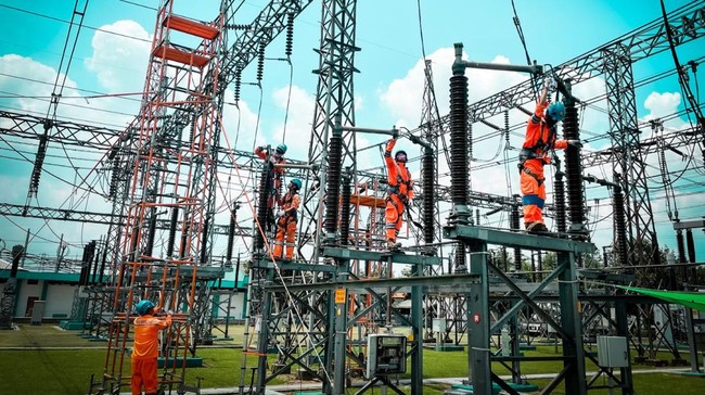 PLN Sulselrabar menerapkan program transisi energi, dengan penjualan listrik SPKLU sepanjang 2023 meningkat mencapai lebih dari 10 kali lipat.